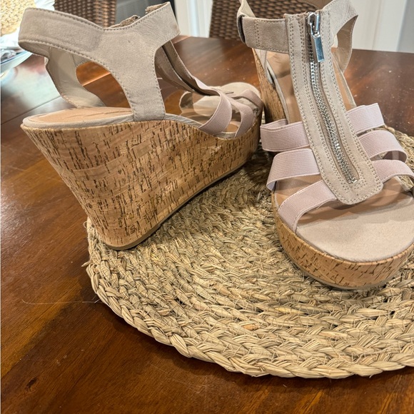 Torrid stretch Front Zip Wedge size 13WW - Picture 2 of 3